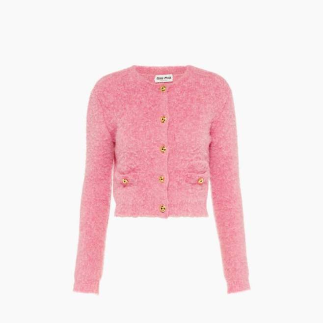 70% 양모와 나일론 27%를 혼방해 내구성을 강화한 부클레 카디건은 340만 원, Miu Miu.