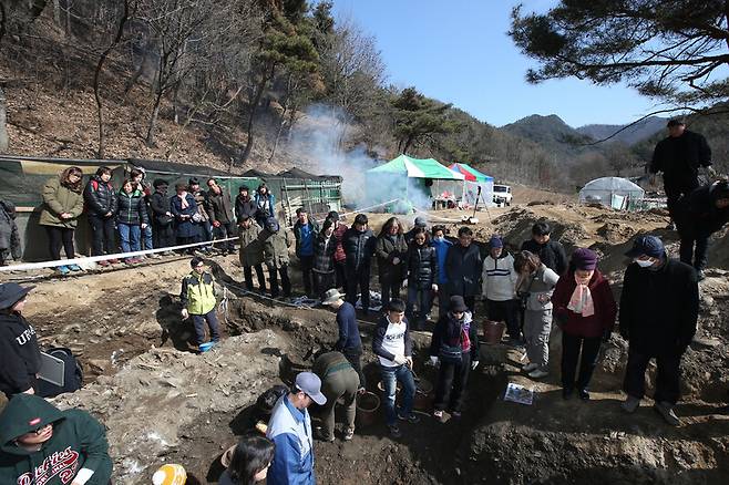 한국전쟁기 대전 산내 민간인학살 유해발굴 공동조사단이 유해발굴 닷새째인 2015년 2월27일 대전시 동구 낭월동 산13(골령골) 일대에서 발굴현장 설명회를 열고 있다. 유가족들은 발굴 기간 내내 하루도 빠지지 않고 발굴 작업을 돕거나 현장을 지켰는데, 이날은 평소보다 더 많은 유가족이 참석했다. 조심스럽게 흙을 거둬내자 정강이뼈와 머리뼈 조각들 옆에서 학살 당시 국군 헌병대가 사용한 소총 M1 개런드 뿐만 아니라 당시 경찰이 사용한 소총 M1 카빈 탄피와 탄두도 함께 발견되었다. 사진 왼쪽 아래 흙더미에 보이는 부러진 나뭇가지 형태로 보이는 것들 모두 희생자들의 뼈다. 김봉규 선임기자