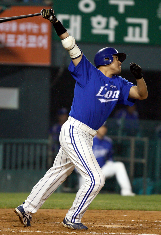 지난 2009년 5월 15일 두산-삼성 경기 8회 초 1사서 삼성 양준혁이 우월 1점 홈런을 날리고 있다. 잠실=이영목기자