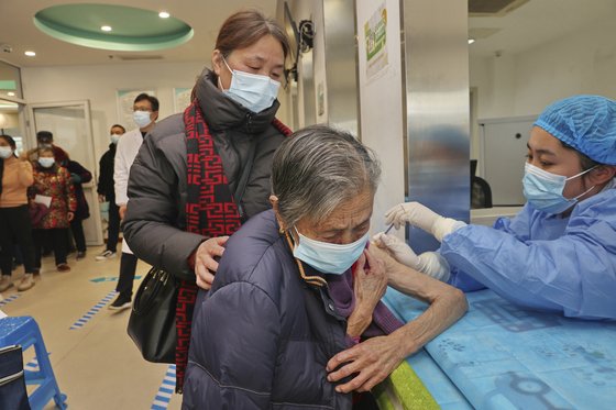 중국 장쑤성에서 지난 9일 고령층을 대상으로 코로나 백신을 접종중인 모습. AP=연합뉴스