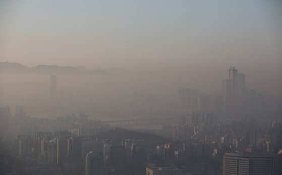 중부지방 대부분이 초미세먼지 농도 수준이 '나쁨'을 보이는 27일 오전 서울 도심이 뿌옇다. 뉴스1