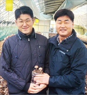 정영진 영진표고버섯농장 대표(32·왼쪽)가 부친인 정창식 보령친환경버섯영농조합법인 대표와 충남 보령의 표고버섯 농장에서 다정히 포즈를 취하고 있다.