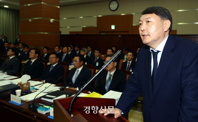 윤석열 당시 여주지청장이 2013년 10월21일 국정감사에서 의원들의 질의에 답변하고 있다. 경향신문 자료사진