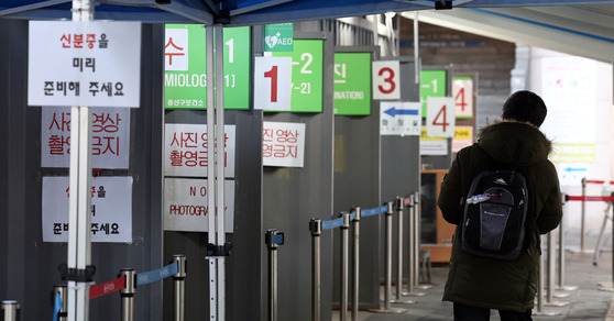 A person visits a Covid-19 testing center in central Seoul on Tuesday. [YONHAP]