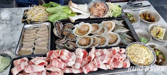 '더드림육해공삼합' 한상차림.