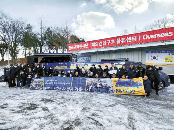 한국교회봉사단(한교봉) 관계자들과 다음 달 폴란드로 향할 ‘청년대사’들이 지난 22일 경기도 안산 신안산대 해외긴급구호물류센터에서 ‘희망밥차’ 2호차를 배경으로 기념촬영을 하고 있다. 한교봉 제공