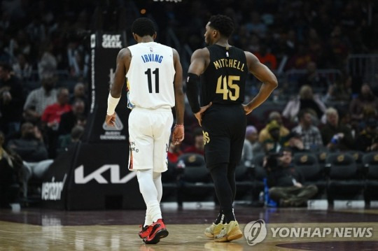 어빙(왼쪽)과 미첼(오른쪽)[USA TODAY Sports=연합뉴스]