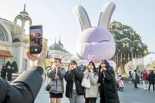 2023년 계묘년 새해를 앞두고 에버랜드를 방문한 사람들이 높이 15m의 초대형 토끼 '래빅' 조형물 앞에서 사진을 찍고 있다. 에버랜드는 토끼해를 맞아 새로운 희망과 출발을 응원하기 위해 래빅 조형물을 설치했다. 【사진 제공=삼성물산】