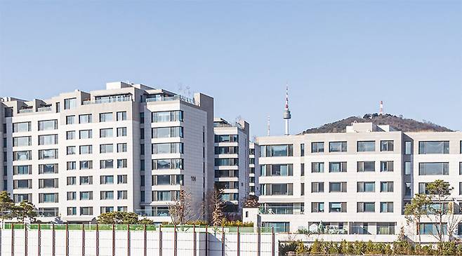 서울 용산구 한남동 ‘나인원한남’ 단지 전경. 최근 이 아파트 전용 206㎡가 94억5000만원에 실거래되면서 눈길을 끌었다. (윤관식 기자)