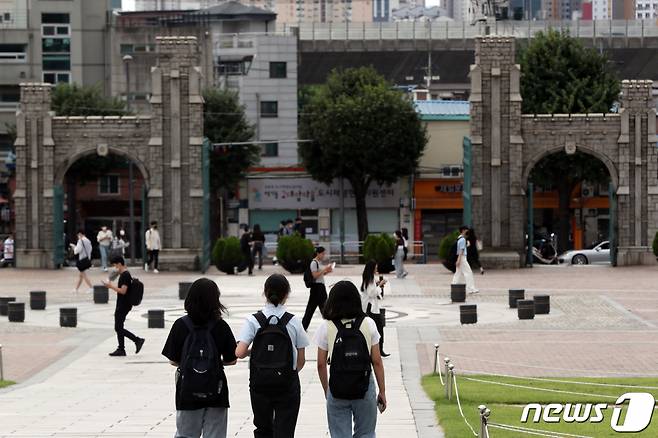 (서울=뉴스1) 황기선 기자 = 15일 서울 성북구 고려대학교에서 학생들이 발걸음을 옮기고 있다.  이날 교육부에 따르면, 전국 96개 일반대와 전문대는 '적정규모화 계획'에 따라 2025년까지 입학정원을 1만6197명 감축한다.  적정규모화 계획을 권역별로 살펴보면 부산·울산·경주권 4407명, 충청권 4325명, 호남·제주권 2825명, 대구·경북·강원권 2687명, 수도권 1953명 등이다.  서울로 범위를 좁히면 적정규모화 계획 참여 대학은 일반대 6곳, 전문대 2곳으로 총 8곳이다. 학생들이 선호하는 서울 16개 대학 중에서는 고려대와 서울시립대만 참여했다.   참여 대학에는 혁신지원사업비 1400억 원이 지원된다. 2022.9.15/뉴스1  Copyright (C) 뉴스1. All rights reserved. 무단 전재 및 재배포 금지.