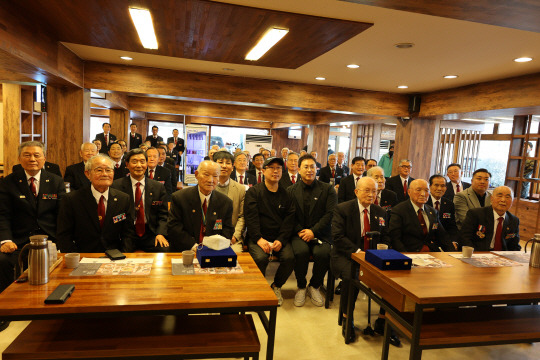 26일 경기 화성시 소재 음식점 미꼬담에서 열린 무공수훈자회 경기도지부(지부장 유순곤) 6·25전쟁 참전자 및 월남전참전 어르신 초청, 송년 위로연에서 참석자들이 관계자의 설명을 듣고 있다. 대한민국무공수훈자회 제공