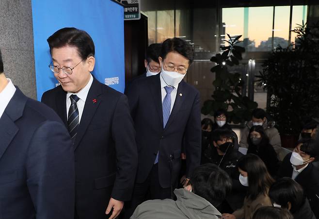 '성남FC 후원금 사건'과 관련해 검찰의 소환 통보를 받은 더불어민주당 이재명 대표가 26일 오후 국회 당대표회의실 앞에서 입장을 밝힌 뒤 회의실로 돌아가고 있다. 이 대표는 "검찰의 행태가 도저히 납득하기 어렵지만 당당하게 임하도록 하겠다"고 밝혔다. [연합]