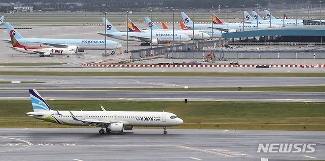 [인천공항=뉴시스] 정병혁 기자 = 지난 6월27일 오후 인천국제공항 전망대에서 바라본 계류장에 항공기들이 줄지어 서 있다. 사진은 기사내용과 관련없음. 2022.06.27. jhope@newsis.com