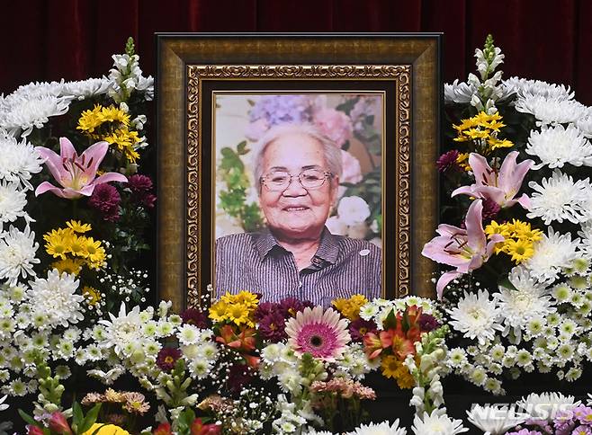 [광주(경기)=뉴시스] 김종택 기자 = 나눔의집에 거주하던 일본군 위안부 피해자 이옥선 할머니가 지난 26일 향년 93세로 별세했다. 이 할머니의 사망으로 정부에 등록된 일본군 위안부 피해자 240명 중 생존자는 단 10명만 남았다. 사진은 27일 오후 경기도 광주시 경안장례식장에 마련된 빈소 모습. 2022.12.27. jtk@newsis.com