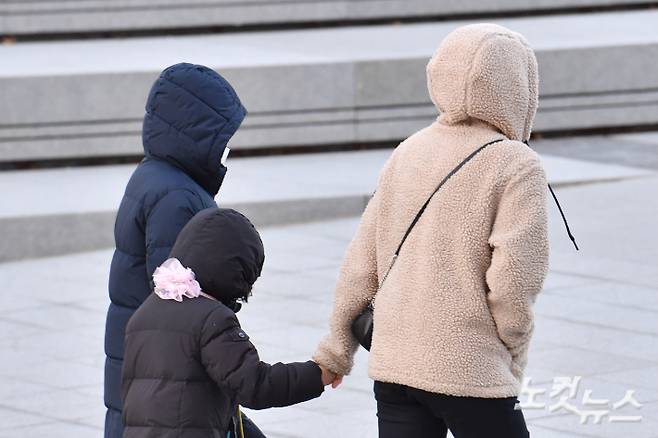 시민들이 두꺼운 옷을 입고 발걸음을 옮기고 있다. 류영주 기자