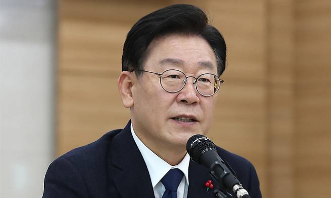 더불어민주당 이재명 대표가 27일 전남 장흥군 장흥축산농협 회의실에서 열린 농업인 간담회에서 모두 발언을 하고 있다. 연합뉴스