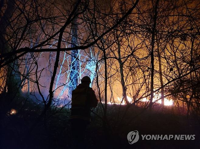 양양서 폐기물 소각장 화재 산불로 번져 (양양=연합뉴스) 27일 오전 0시 28분께 강원 양양군 양양읍 화일리 한 야산에서 불이 나 진화대원이 불을 끄고 있다. 불은 인근 생활폐기물 소각시설에서 시작돼 산으로 번졌으나 1시간 30여 분만에 진화됐다. 2022.12.27 [강원도 산불방지대책본부 제공. 재판매 및 DB 금지] conanys@yna.co.kr