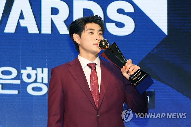 이정후, MVP 상패에 입맞춤 (서울=연합뉴스) 임화영 기자 = 17일 오후 서울 중구 웨스틴조선호텔 그랜드볼룸에서 열린 2022 신한은행 SOL KBO 시상식에서 키움 히어로즈 이정후가 KBO 최우수선수상(MVP)을 수상한 뒤 기념 촬영을 하고 있다. 2022.11.17 hwayoung7@yna.co.kr