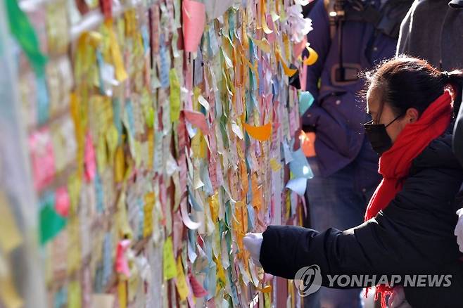 이태원 참사 희생자들의 온전한 추모를 위한 재단장 (서울=연합뉴스) 지난 12월 23일 오전 서울 용산구 이태원 참사 현장에서 10.29 이태원 참사 유가족협의회와 이태원 관광특구연합회, 이태원 참사 시민대책회의 활동가들이 희생자들의 온전한 추모를 위한 재단장 작업을 하고 있다. 2022.12.23 [공동취재] saba@yna.co.kr