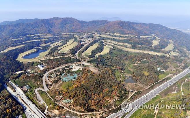 하늘에서 내려본 어등산 관광단지 (광주=연합뉴스) 천정인 기자 = 신세계그룹은 17일 광주 어등산 관광단지 개발 부지에 복합쇼핑몰(스타필드 광주)을 조성하는 계획을 발표했다. 사진은 2018년 11월 5일 헬기에서 촬영한 어등산 관광단지 개발 부지의 모습. 2022.8.17 [연합뉴스 자료사진] iny@yna.co.kr