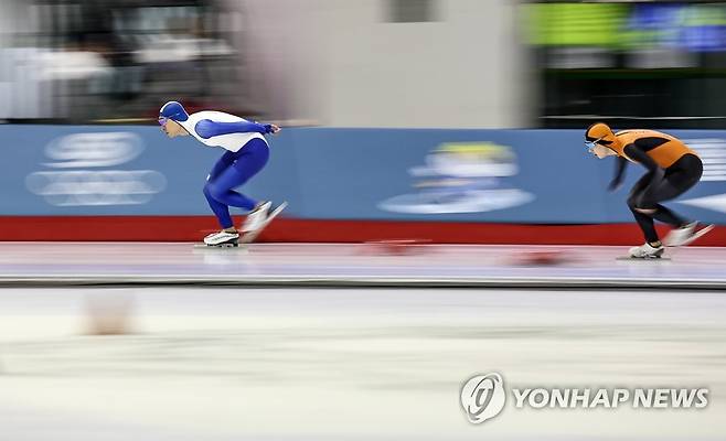 여전한 이승훈 (서울=연합뉴스) 윤동진 기자 = 27일 오후 서울 태릉국제스케이트장에서 열린 ‘제49회 전국남녀 스프린트 대회 겸 제77회 전국남녀 종합 선수권대회’ 남자부 5000M 올라운드 경기에서 이승훈(IHQ)이 역주하고 있다. 오른쪽은 정재원(의정부시청). 2022.12.27 mon@yna.co.kr