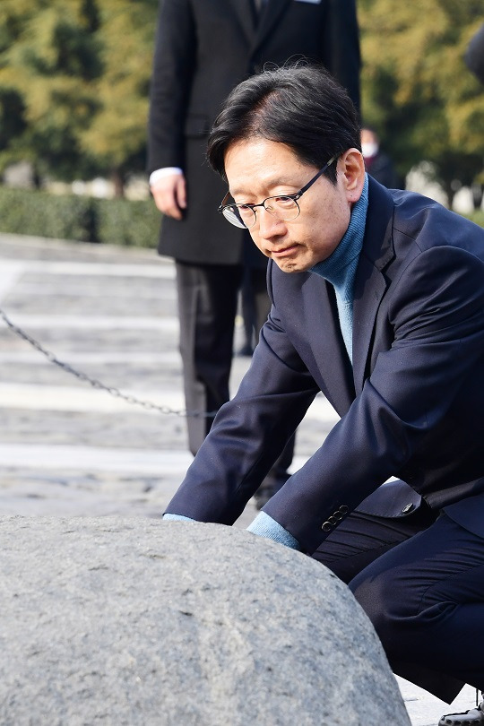 28일 오전 경남 김해시 진영읍 봉하마을 故 노무현 전 대통령 묘역을 찾은 김경수 전 경남지사가 너럭바위에 엎드려 생각에 잠겨 있다. 사진=뉴시스