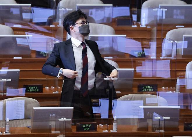 한동훈 법무부 장관이 28일 국회 본회의에서 더불어민주당 노웅래 의원에 대한 체포동의안 부결을 알리는 전광판을 바라보며 자리에서 일어서고 있다 (사진=연합뉴스)