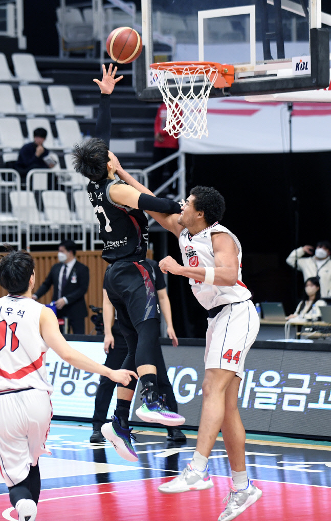 수원 KT 양홍석이 지난 27일 울산 현대모비스와 홈경기에서 상대 외국인선수 게이지 프림 위로 슛을 시도하고 있다. 제공 | KBL