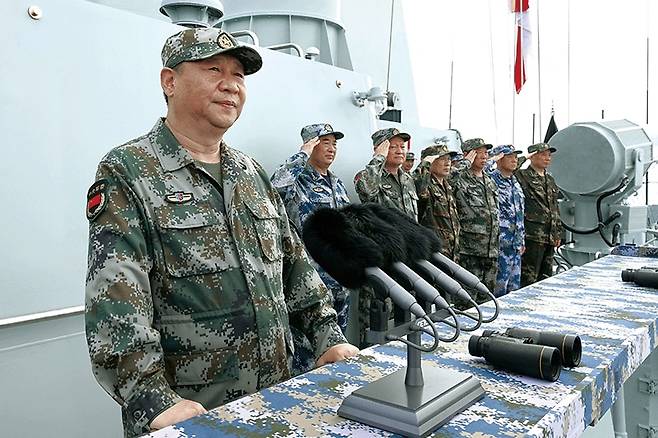 2018년 4월 시진핑 중국 국가주석이 남중국해에서 인민해방군 해군 함정을 시찰한 후 연설하고 있는 모습. /뉴시스