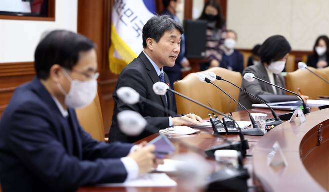 이주호 사회부총리 겸 교육부 장관이 28일 정부서울청사에서 열린 제3차 사회관계장관회의에서 발언하고 있다. /연합뉴스