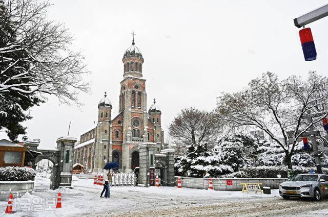 경기전 맞은편의 전동성당. 전주읍성 성돌을 주춧돌로 사용했다고 한다.