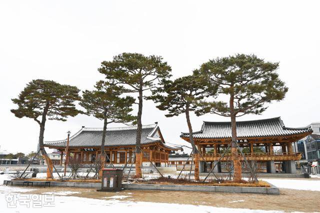 2000년에 원래 자리에 복원된 전라감영 선화당(왼쪽)과 관풍각.