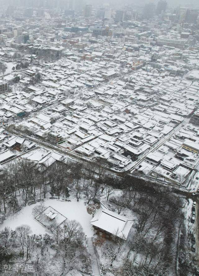 23일 오목대 아래 전주 한옥마을이 하얗게 눈에 덮여 있다.