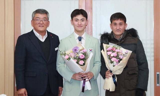 김제덕(가운데) 선수가 27일 예천군청 양궁선수단에 입단한 후 김학동 군수· 김 선수 아버지와 기념사진을 찍고 있다. 예천군 제공