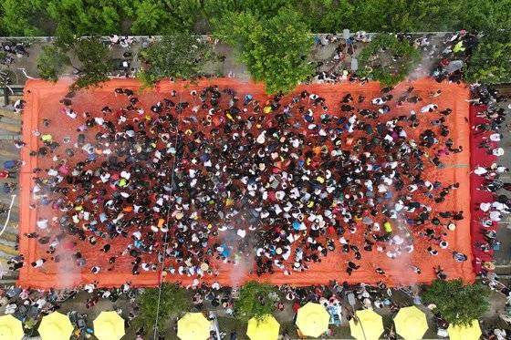 코로나 확산세가 꺾이고 각종 방역 지침이 완화되면서 지역 축제도 활기를 띠기 시작했다. 사진은 8월 열린 화천 토마토 축제. 최승표 기자