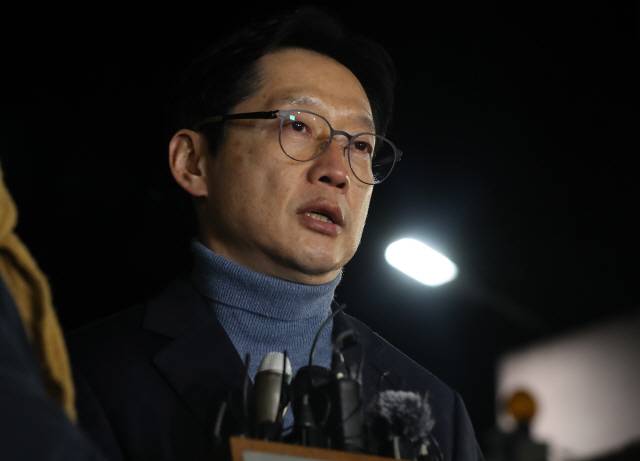 ▲ 댓글 여론조작 혐의로 2021년 7월 26일 구속된 김경수 전 경남지사가 28일 경남 창원시 마산회원구 창원교도소에서 특별사면으로 출소하며 발언하고 있다. 김 전 지사는 이번 사면으로 잔여 형기 5개월은 면제됐지만, 복권은 되지 않았다. 2022.12.28 연합뉴스