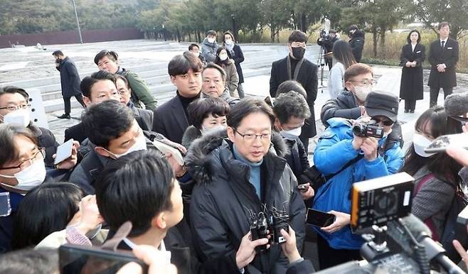 봉하마을에서 취재진 질문에 답변하는 김경수 전 경남도지사/사진=연합뉴스