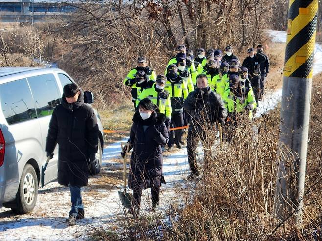 28일 오전 파주 공릉천 일대에서 경찰이 시신 수색작업을 마치고 돌아오고 있다./사진=박상곤 기자