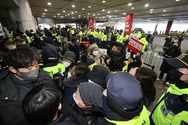 28일 오전 마포 소각장 백지화 투쟁본부 관계자들이 서울 마포구 월드컵경기장에서 마포구 소각장 주민설명회장 진입을 시도하고 있다. [연합]