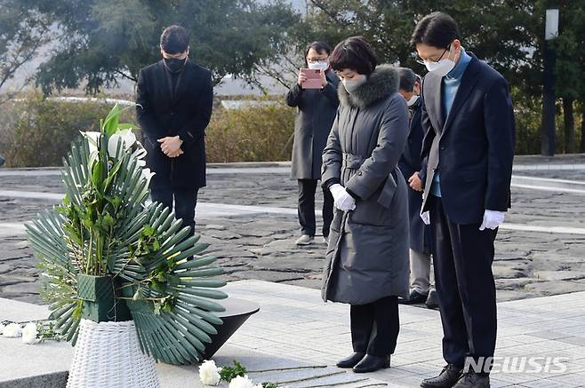 [김해=뉴시스] 차용현 기자 = 28일 오전 김경수 전 경남지사가 부인 김정순 씨와 함께 경남 김해시 진영읍 봉하마을 故 노무현 전 대통령 묘역을 참배하고 있다. 2022.12.28. con@newsis.com