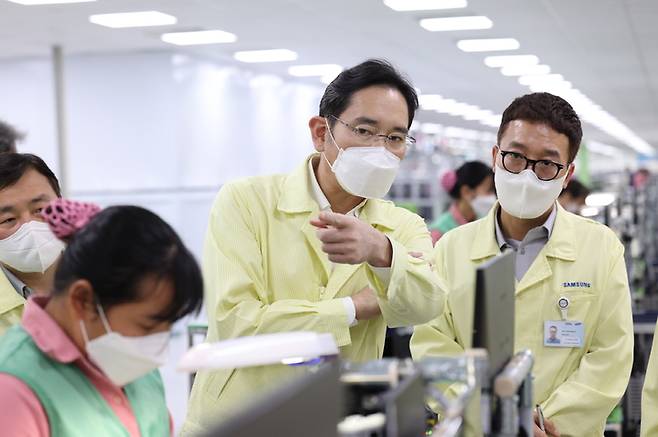 [서울=뉴시스]이재용 삼성전자 회장이 22일 베트남 하노이 인근 삼성전자 법인(SEV)을 방문해 스마트폰 생산 공장을 점검하고 있다. (사진=삼성전자) 2022.12.23. photo@newsis.com *재판매 및 DB 금지