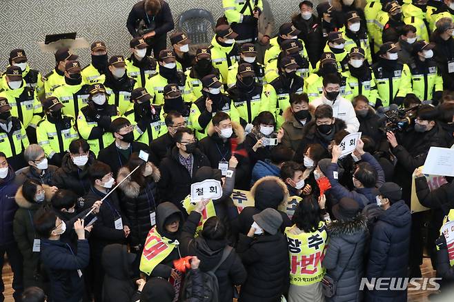 [서울=뉴시스] 김근수 기자 = 마포 추가 소각장 백지화 투쟁본부 조합원들이 28일 오전 서울 마포구 월드컵경기장에서 열린 광역소각장 전략영향평가 설명회에서 피켓 시위를 하고 있다. 2022.12.28. ks@newsis.com