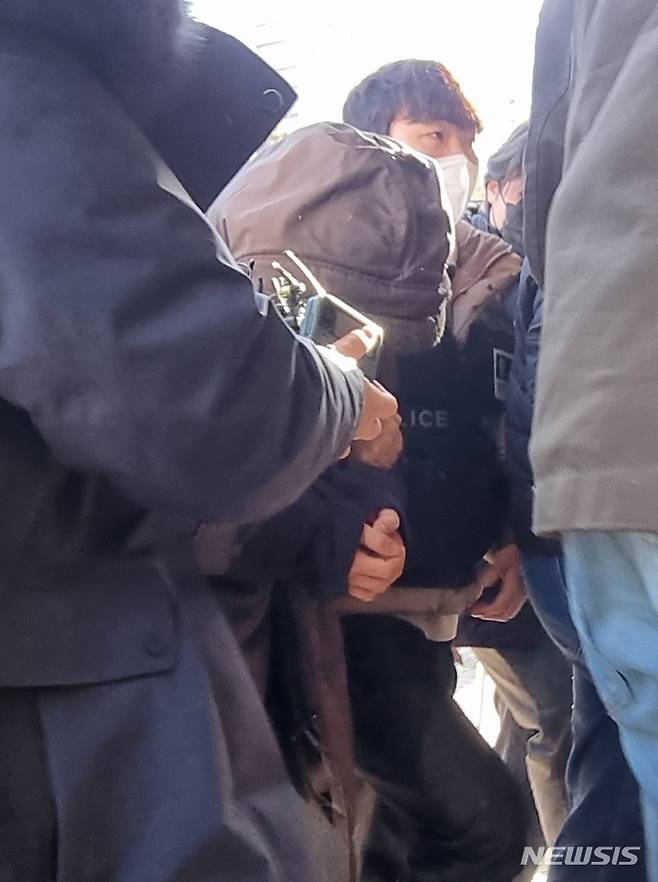 [고양=뉴시스] 김도희 기자= 택시기사와 전 여자친구를 살해한 30대 남성이 28일 오전 의정부지법 고양지원에서 열리는 영장실질심사를 받기 위해 법정으로 향하고 있다. 2022.12.28 kdh@newsis.com
