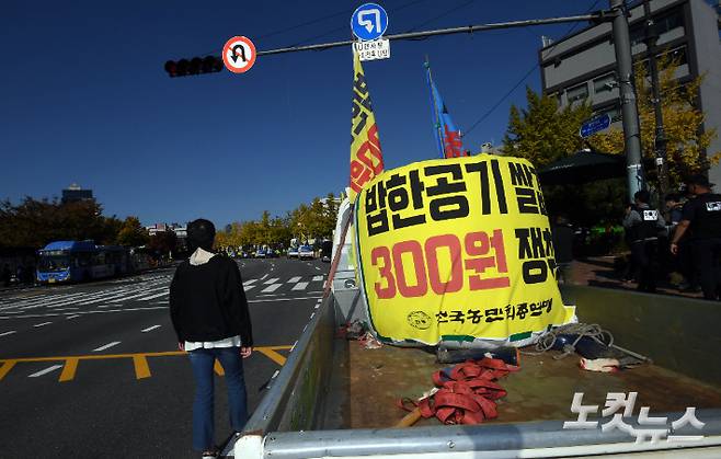 지난 10월 25일 전국농민총연맹(전농) 회원들이 오후 서울 용산구 대통령실 인근에서 '양곡관리법 처리 촉구' 차량행진을 하고 있다. 황진환 기자