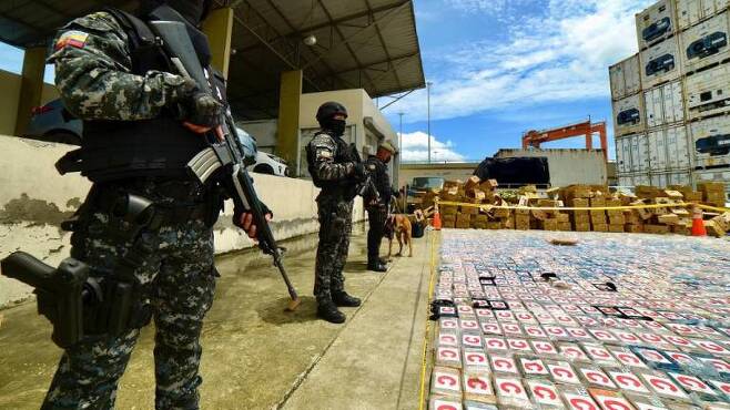 사진=에콰도르 경찰이 압수한 코카인을 지키고 있다