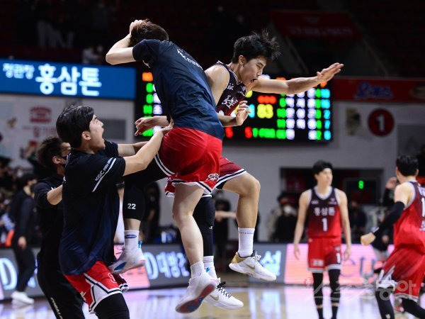 27일 경기도 안양체육관에서 열린 ‘2022-2023 SKT 에이닷 프로농구‘ 안양 KGC와 고양 캐롯의 경기에서 KGC가 캐롯을 상대로 84-82로 승리 후 역전슛을 넣은 박지훈이 동료와 기쁨을 나누고 있다. 안양 | 김민성 기자 marineboy@donga.com