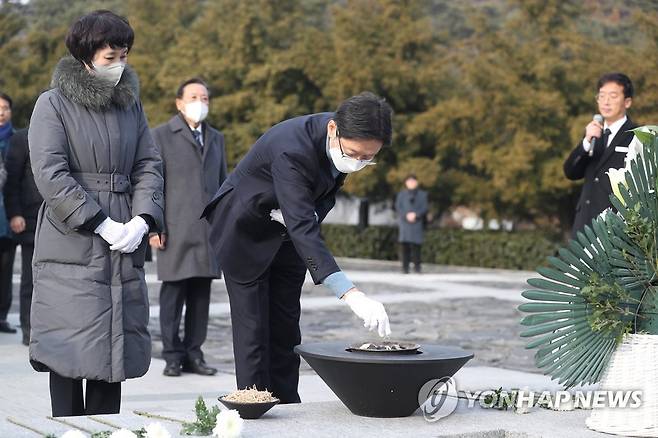 김경수 전 지사, 노무현 전 대통령 묘역 참배 (김해=연합뉴스) 김동민 기자 = 김경수 전 경남지사가 28일 오전 경남 김해시 진영읍 봉하마을 노무현 전 대통령 묘역을 참배하고 있다. 왼쪽은 부인 김정순 씨. 노 전 대통령 묘역 참배는 김 전 지사 출소 후 첫 일정이다. 2022.12.28