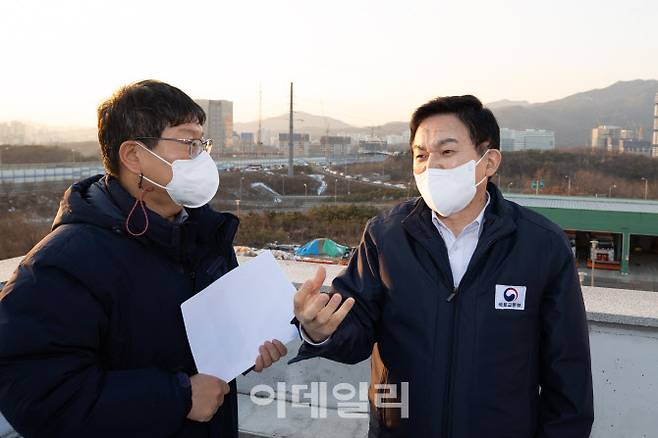 원희룡 국토교통부 장관이 29일 피해 상황을 보고받고 있다. (사진=국토교통부 제공)