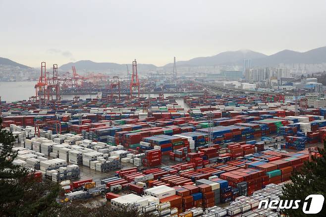 21일 오후 부산 남구 부산항 용당부두에서 컨테이너 하역작업이 진행되고 있다. 2022.12.21/뉴스1 ⓒ News1 김영훈 기자