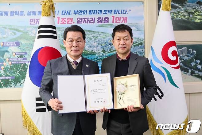 전북 부안군은 29일 내년 5월 치러질 제10회 부안마실축제 총감독으로 축제 기획 연출가인 이영민 감독(오른쪽)을 위촉했다.(부안군 제공)2022.12.29/뉴스1